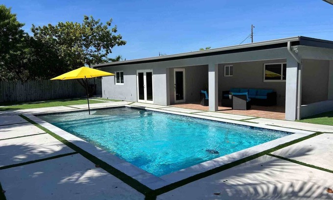 Ludlam House | Grand Villa A resort Style Sleeps 8 w/heated pool