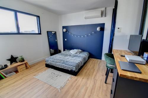Bourg Pelousiere House | Grande chambre climatisée - Max 2 personnes - avec sanitaire complet privatif moderne proche Zénith-Atlantis
