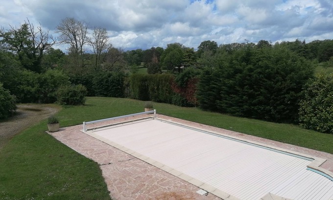 Saint-Benoit-du-Sault Villa | Grande maison avec piscine Large house with swimming pool