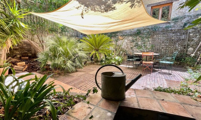 Reauville House | Grande Maison de Village Provençale Avec Terrasses, Jardin Intimiste, Jacuzzi