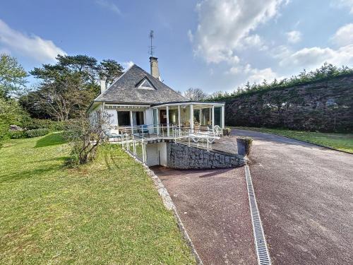 Jullouville House | Grande Maison Familiale à 100m de la Plage - Jardin, Véranda, Wifi et Confort Moderne - FR-1-361-466