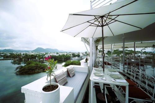 Lake Swaroop Sagar Hotel | Grandrosse Boutique - Pichola Lake Facing Hotel