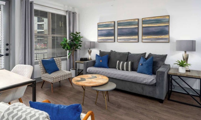 Crestline Heights Apartment | Grandview Apartment: Shops, Restaurants Nearby!