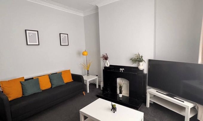 Newcastle-upon-Tyne House | Grantham House - Sleeps 6 - Pet friendly - Parking