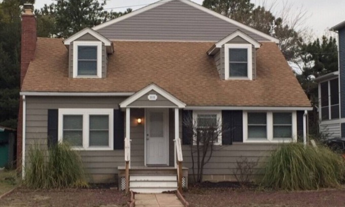 Lewes House | Gray Cottage - roomy and one block from Lewes Bay