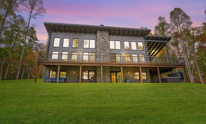 Logan Cabin | Gray Ridge - 6BR/4BA Modern Style Log Cabin - Walk to Old Man's Cave!