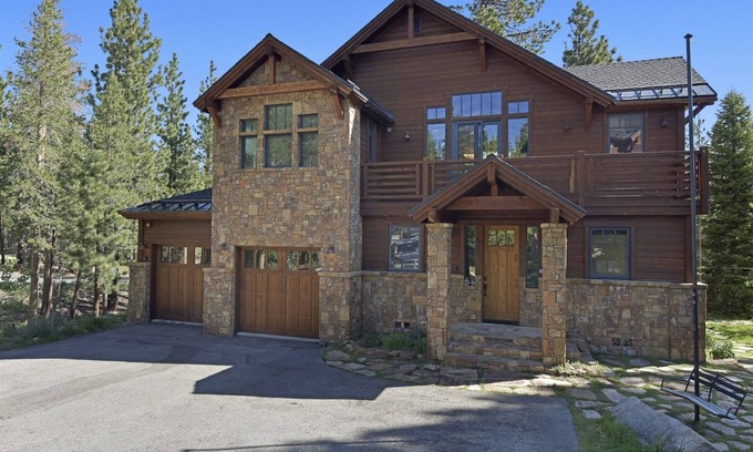 Mammoth Lakes Condo | Gray Stone: Luxury Single Family Home, Private Hot Tub