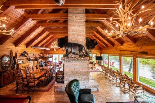 Grayling Villa | Grayling Gem Royal Stag Lodge 5605