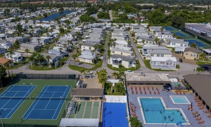 Fort Myers Beach Cottage | Great 2bedroom cottage in Fort Myers Beach, SANIBEL, w.WiFi, fitness room &pool