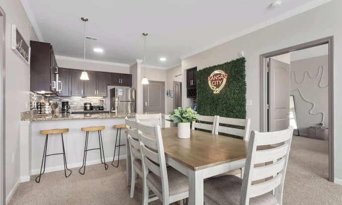 Overland Park Apartment | Great Amenities|2BR+KingBeds|Mins to DT KC|Shops