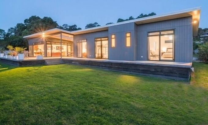 Whangapoua House | Great Big Sunny & Spacious Designer Bach