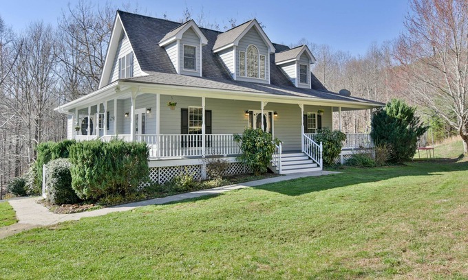 Hendersonville House | Great for families - sleeps 15! Starlink Internet! Pet friendly!