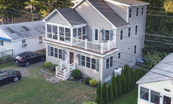 York Beach House | GREAT FOR FAMILY REUNIONS! SECOND FLOOR SCREEN PORCH nGREAT FOR WEDDING WEEKENDS