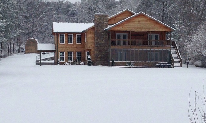 Fort Payne Cabin | Great for family vacations, weddings, And Church retreats.