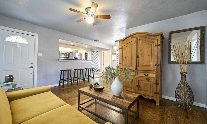 North San Antonio - SAT House | Great Location, Classy & Comfy
