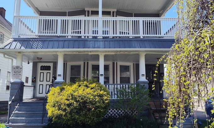 Cleveland Apartment | Great location: Close to Case, UH, Cleve Clinic, Little Italy, museums, & more