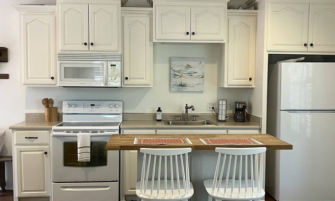 Darien Apartment | Great Location! This adorable carriage house style studio apartment is located in the center of it all in Darien. The Darien Riverfront, restaurants and shops are literally steps away.