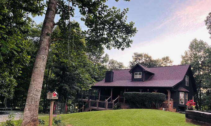 Robbinsville House | Great Smoky’s Cabin - Close to Tail of the Dragon - Sleeps 12 - Pet Friendly