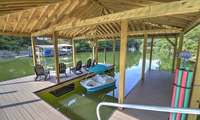 Sherrills Ford House | Great Views, Deep Water Swimming, Fiber Wifi, Complimentary Level 2 EV Charging