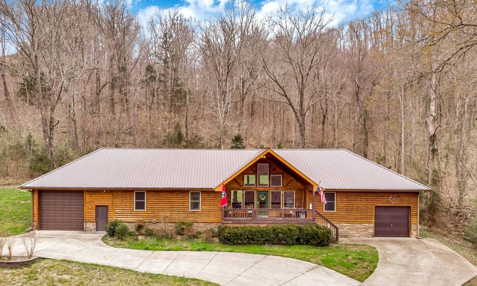 Lancaster House | Green Door Lodge: A relaxing Lodge for couples and families visiting the lake.