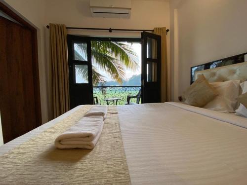 Candolim Hotel | Green Field View