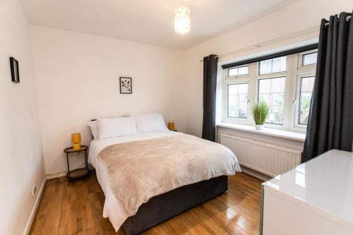 Swindon House | Green Road, Long Stay Disc, Parking, Sleeps 7, 3 Bedrooms