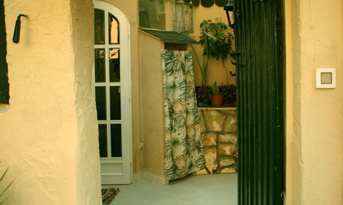 Vada House | GREEN ROOM OF ARTISTS