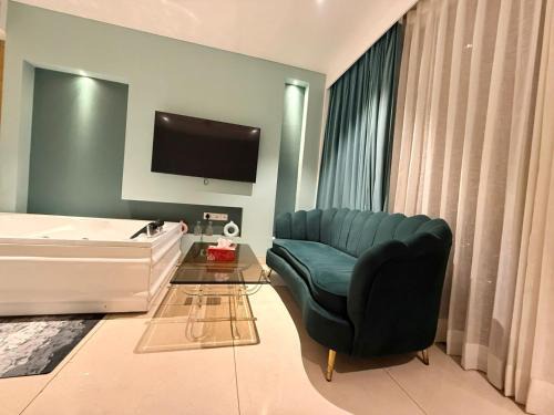Gurugram Apartment | Green Studio - Private Jacuzzi - Private Balcony