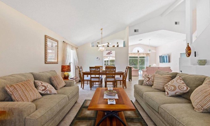 Lindfields House | Greenbelt Home w/Private Pool | Ground Floor King Master | Dog-Friendly | Sleeps 8