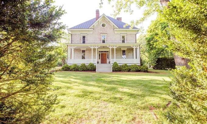 Orange Villa | Grelen's Boxwood Villa: An Enchanting Estate with Beautiful Gardens