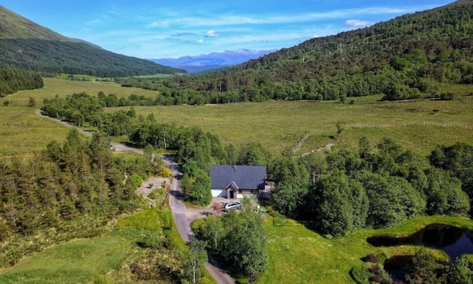 Fort William Cabin | Grianain - Riverside Lodge with Mountain Views