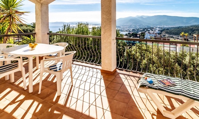 Llanca Apartment | Grifeu 9 - Apartment with panoramic sea views