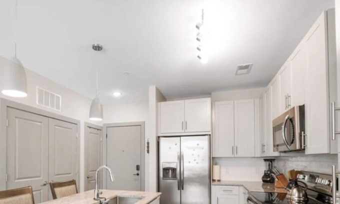 Charlotte Condo | GRN-325-Dilworth Charlotte-2BR Pool, Gym, KingBed