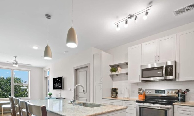 Charlotte Condo | GRN-641-Dilworth Charlotte-2BR Pool, Gym, KingBed