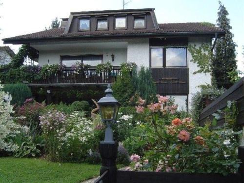 Marktredwitz Apartment | Großzügige Ferienwohnung für 5 Personen mit überdachter Terrasse und wundervollem Garten mit Koi-Teich in Waldnähe