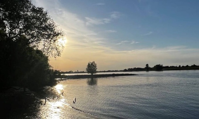 Fliegenberg Apartment | Großzügiges, Helles Studio Direkt an der Elbe