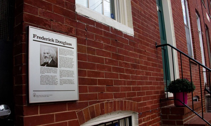 Fells Point House | Groovy Fells Point/Harbor East Home. Great for 1-3