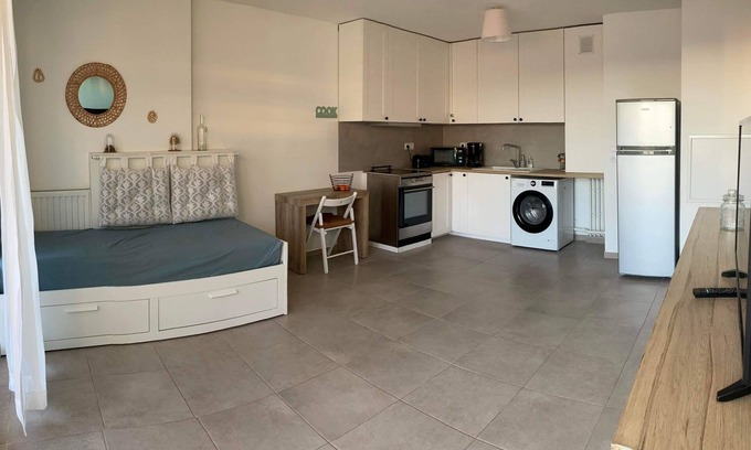 La Fare-les-Oliviers Apartment | Ground floor apartment with private parking