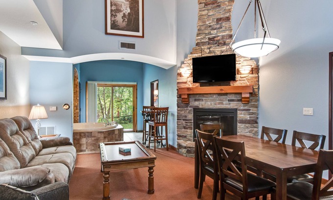 Wisconsin Dells Condo | Ground-floor condo with patio, fireplace, jetted tub, & central AC