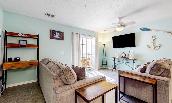 Longs Condo | Ground-floor condo next to Colonial Charters Golf Club, near the beach