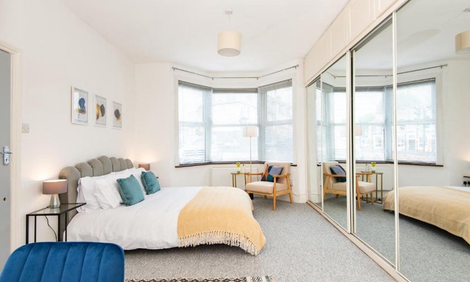Hanwell Apartment | Ground Floor En-Suite Room with a Private Kitchen and Parking in a 5-Bedroom House at Hanwell