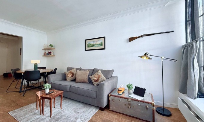 Hanger Hill Apartment | Ground Floor Flat in a Heritage Building. 3 minutes to Euston Station