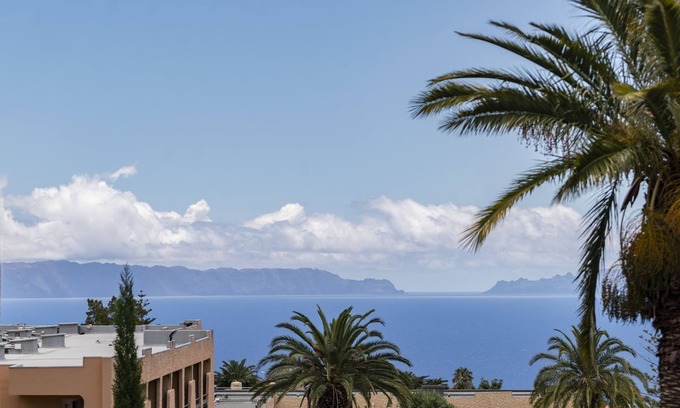 Canico Villa | Ground Floor House in Garajau, Terrace Vila