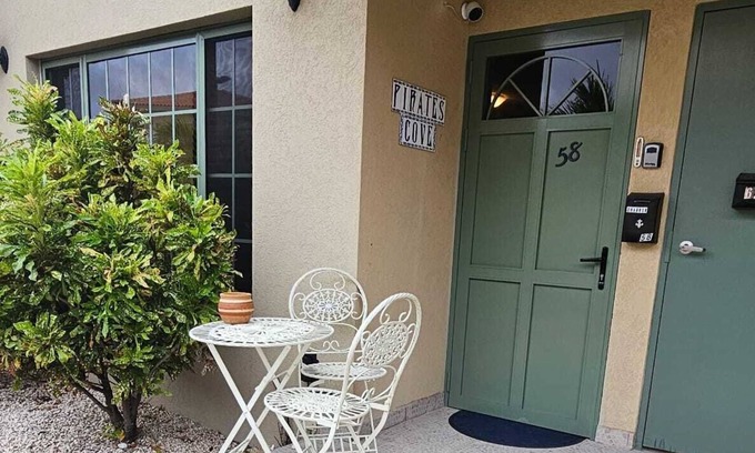 Washington Condo | Ground Floor, Spacious 2 bedroom Ensuites, Corner Unit, Newly Remodeled.