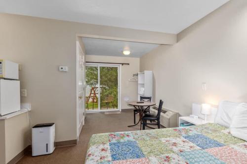 Lake City Hotel | Ground Level Lakeview Room with 1 Double bed suite