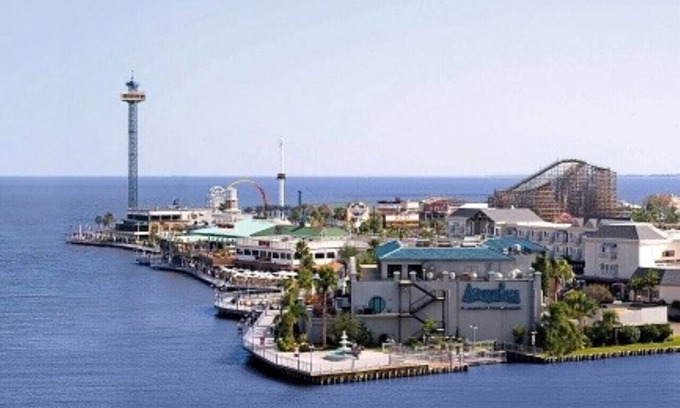 Nassau Bay Apartment | Ground Level w/Patio & King Bed Unit by NASA