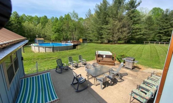 Bloomington House | Group Retreat – Sleeps 20–50 | Hot Tub, Pool, Cabins & Camping Area Less than 10 minutes from India