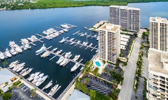 Hunt Club Resort | Group Vacation Destination! Onsite Golf, Shop at Cyberspeed Mall, Outdoor Pool