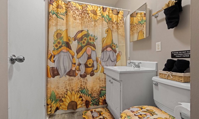 Aurora Apartment | Groups/Contractors/Retreats Sleeps 6/WIFI & Parking