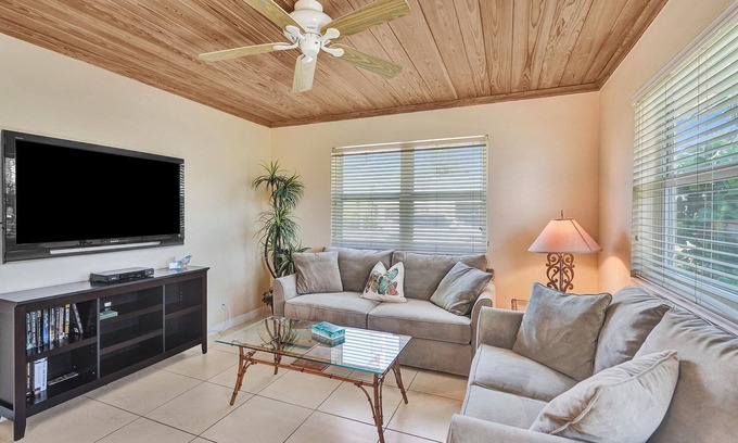 Delray Beach Condo | Grove 1 Bdrm/Bath Condo. 1 Blk walk Ocean & Dwtn Delray w/Pool, Parking & WiFi